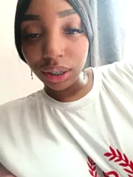 Lauraleiii naked strip on cam for live sex video chat