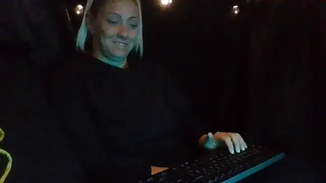 Sallie_Mae naked strip on cam for live sex video chat