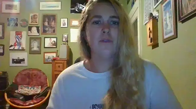 GracieMoon naked strip on cam for live sex video chat