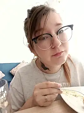 HunnyyLove naked strip on cam for live sex video chat