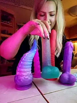 LexySaint naked strip on cam for live sex video chat