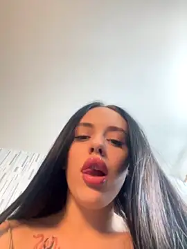 Lisaaan naked strip on cam for live sex video chat
