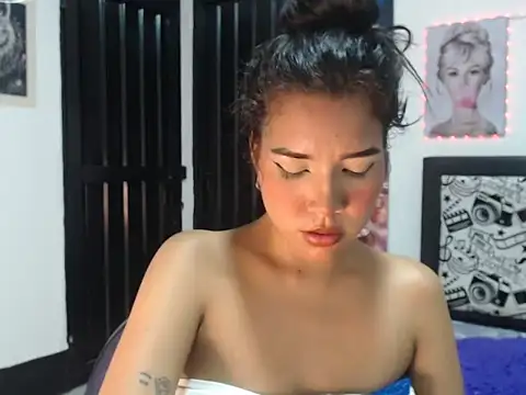 Lulu-01 naked strip on cam for live sex video chat
