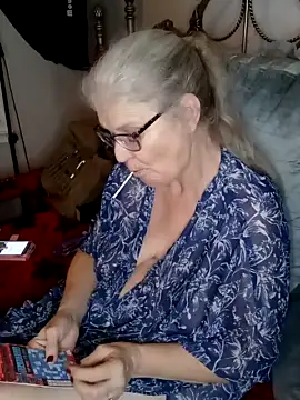 MommaVee naked strip on cam for live sex video chat