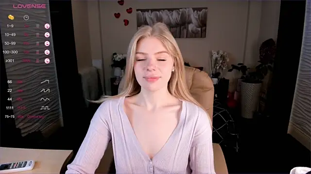 AuroraCUDDLIES naked strip on cam for live sex video chat