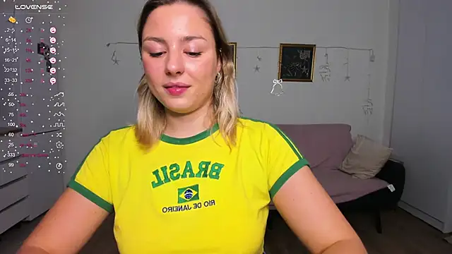 ThreeshaWhite naked strip on cam for live sex video chat