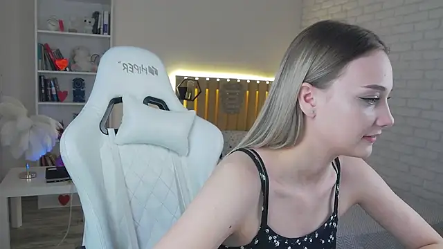 Lisa_Rise naked strip on cam for live sex video chat