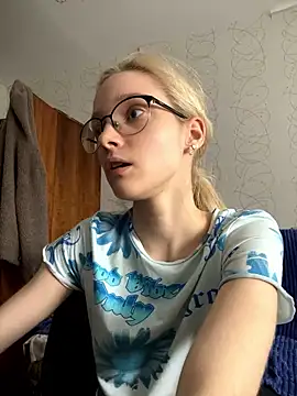 LovelyyyyGirl naked strip on cam for live sex video chat