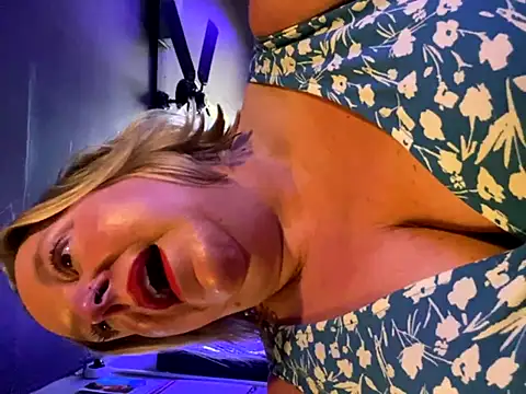 SexySizeddMILF naked strip on cam for live sex video chat