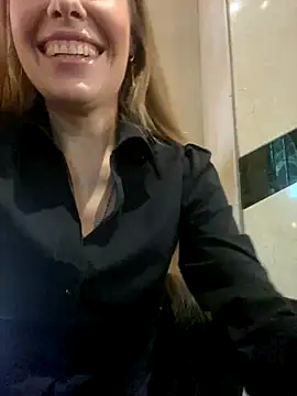 AlexisRenn naked strip on cam for live sex video chat