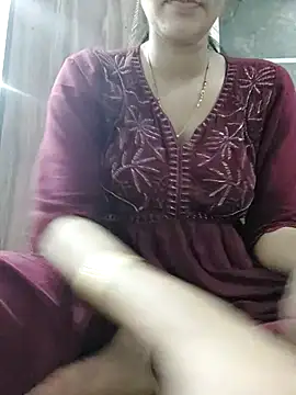 SkilfulLadybird naked strip on cam for live sex video chat