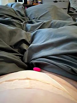 honeyyy24 naked strip on cam for live sex video chat