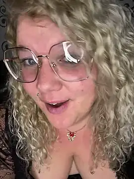 CurvyAnonymousGirl89 naked strip on cam for live sex video chat