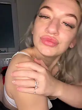 Irishivyxx naked strip on cam for live sex video chat