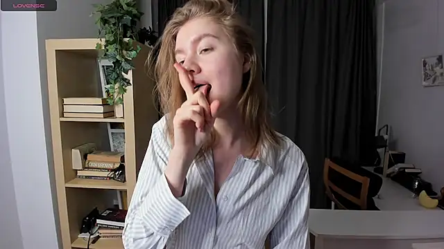 WhiteIotuss naked strip on cam for live sex video chat