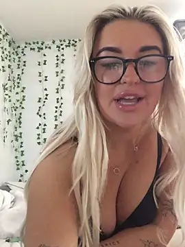 CurvyGxxx naked strip on cam for live sex video chat
