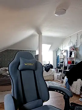 JUJUICY- naked strip on cam for live sex video chat