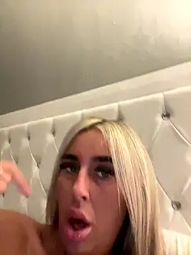 EllieMaeBaby naked strip on cam for live sex video chat