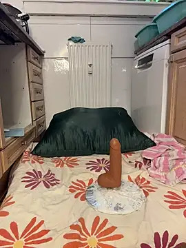 Squirt-Fuck-Queen naked strip on cam for live sex video chat