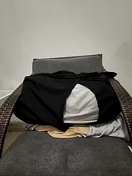 VIC22SECRET naked strip on cam for live sex video chat