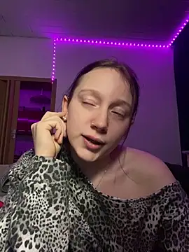 YoungLisaa18 naked strip on cam for live sex video chat