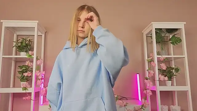 EssieVogel naked strip on cam for live sex video chat