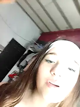 dieciochoyundia naked strip on cam for live sex video chat