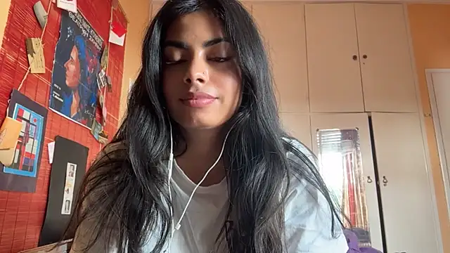 JenniRoutt naked strip on cam for live sex video chat