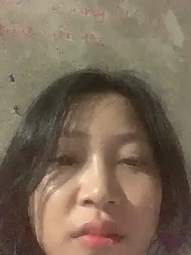 hinami-lo naked strip on cam for live sex video chat